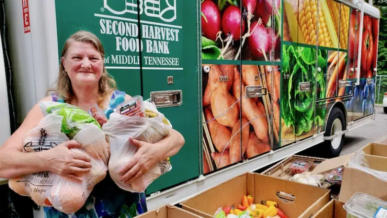 mujer en Second Harvest Food Bank