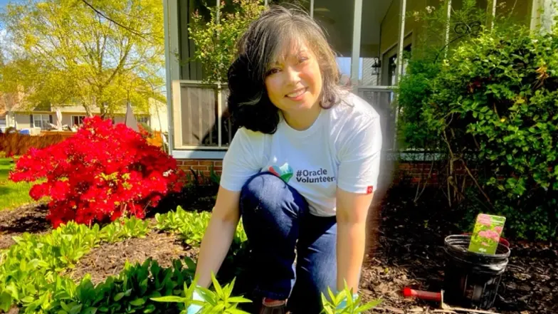 mujer plantando en un jardín