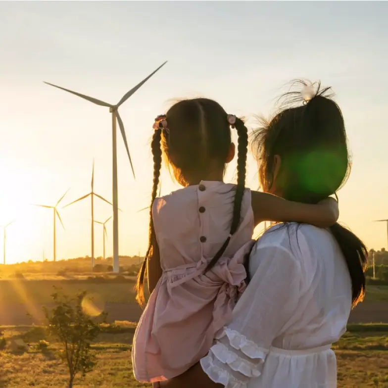 Mutter und Kind beobachten Windmühlen